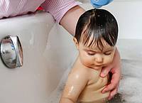 Faustregel für Eltern: Immer dann, wenn die Symptome nach dem Einatmen von Wasser schwerwiegender sind als beim Verschlucken eines Getränks, sollte ein Arzt oder eine Ärtzin konsultiert werden. (zu dpa: «Lebensgefahr? Wenn das Kind beim Planschen Wasser schluckt»)