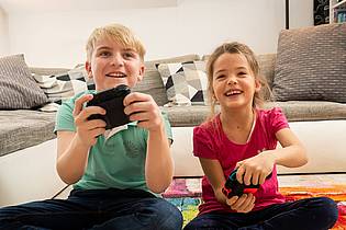 Spielekonsolen sind bei Eltern und Kindern beliebt.