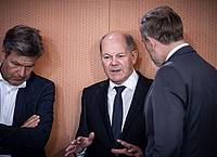Wollen die Streitthemen aus dem Weg schaffen: Bundeskanzler Olaf Scholz (m.), Bundesfinanzminister Christian Lindner (r.) und Bundeswirtschaftsminister Robert Habeck.