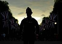 Ein britischer Polizist in London: Den Beamten wird eine «weit verbreitete Nichteinhaltung» gesetzlicher Schutzmaßnahmen vorgeworfen (Symbolbild).